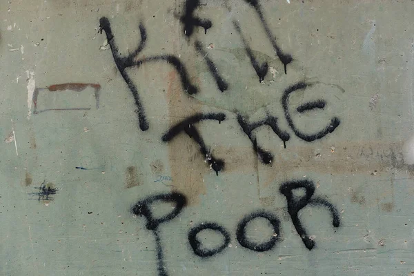 Eski yıkık bina izolasyonuna yönelik vandalizm Sofya, Bulgaristan ve Doğu Avrupa 'daki yoksul nefret mesajını öldürdü