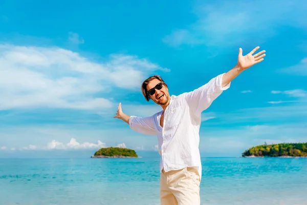 Glücklicher Junger Mann Mit Sonnenbrille Einem Tropischen Strand — Stockfoto