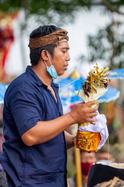 Geleneksel giysili adak adamış bir adam 4 saat içinde bali 'de.
