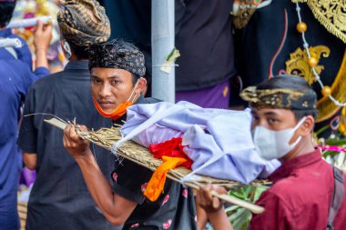 10. seferde bali yakma töreninde tabut taşıyan insanlar.