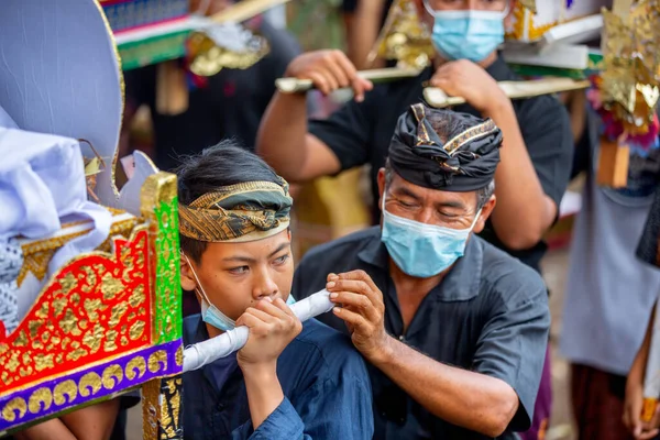 Far Och Son Bär Kista Bali Kremering Ceremoni Covid Tid — Stockfoto