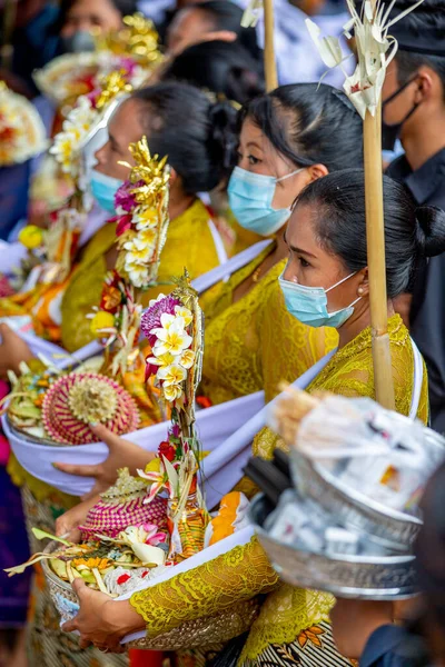 Kvinnor Med Offren Vid Bali Kremering Ceremoni Covid Tid — Stockfoto