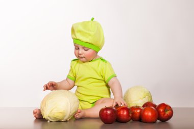 lahana ve elma ile çocuk