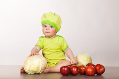 lahana ve elma ile çocuk