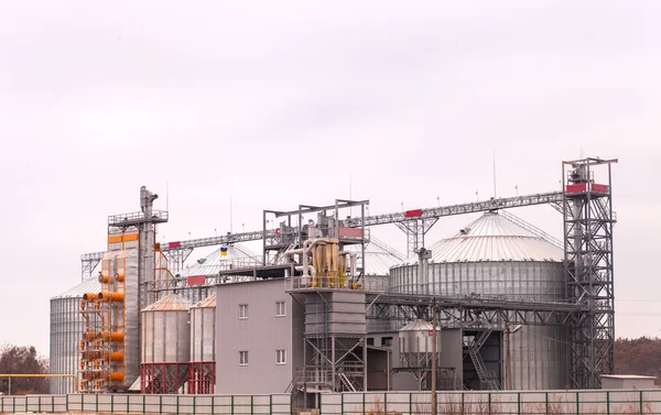 silo for storing grain