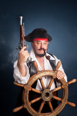 bir korsan gibi giyinen bir adam