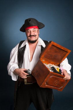 bir korsan gibi giyinen bir adam