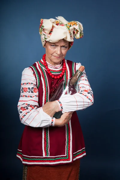 A velha mulher no traje nacional ucraniano — Fotografia de Stock