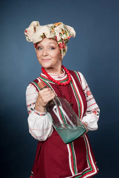 A velha mulher no traje nacional ucraniano — Fotografia de Stock