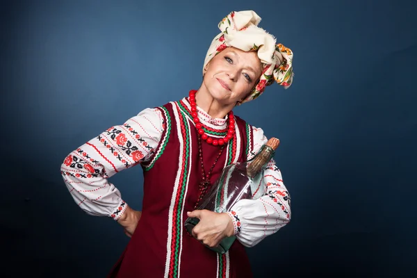 Den gamla kvinnan i det ukrainska nationella kostymen Royaltyfria Stockbilder
