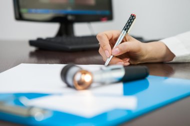 Masanın üzerinde yatan Dermatoscope