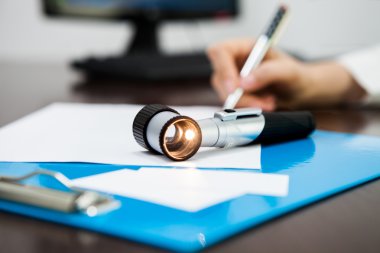 Masanın üzerinde yatan Dermatoscope