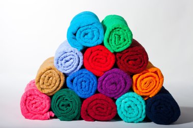 Renkli havlu haddelenmiş