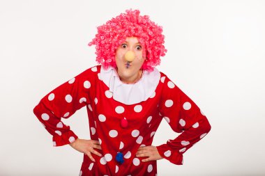 Pembe peruk içinde komik palyaço
