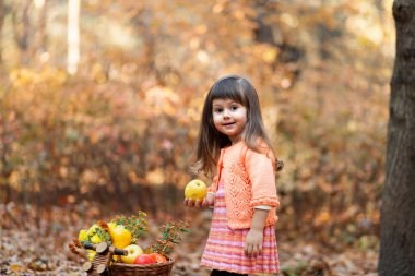 Elma sonbahar ormanda kızla