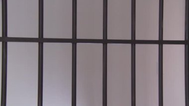 Memur esir üzerinde kelepçe koymak