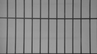 Muhafız mahkumların kelepçe kaldırır