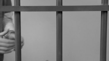 Muhafız mahkumların kelepçe kaldırır