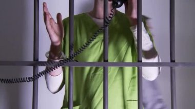 telefonda konuşurken mahkum