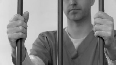 esir parmaklıklar ardında