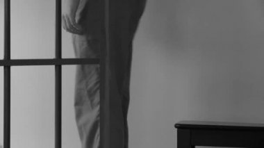 esir parmaklıklar ardında