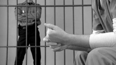 hapishane hücresinde oturan mahkum