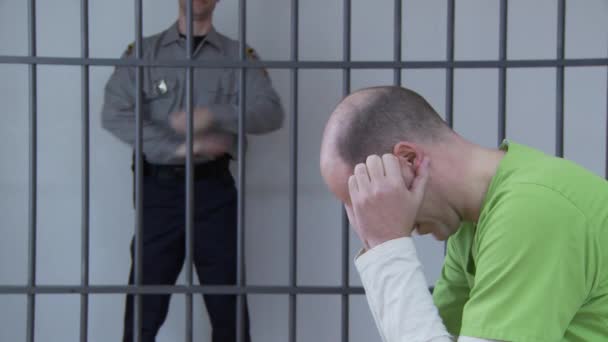 囚人の刑務所の独房で座っています。 — ストック動画