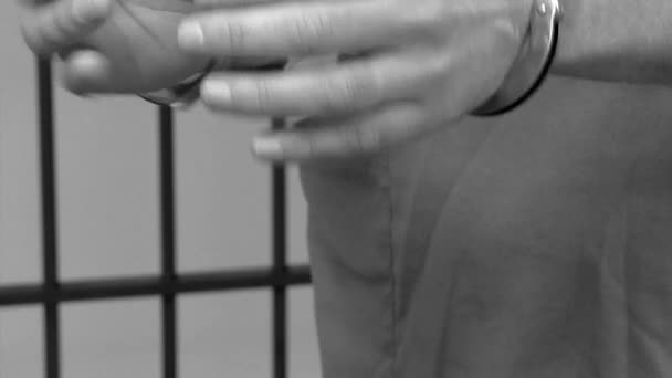 Guard verwijdert gedetineerden handboeien — Stockvideo