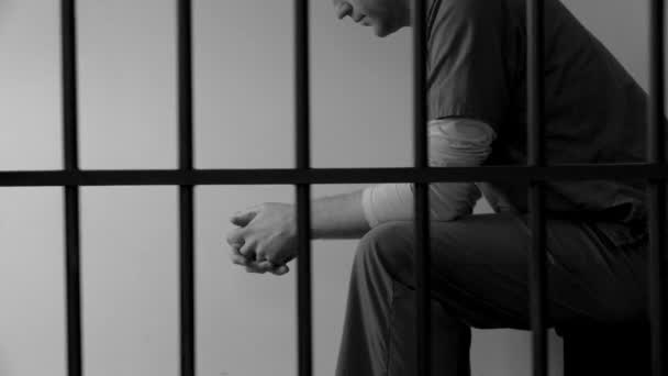 Vězeň za mřížemi — Stock video