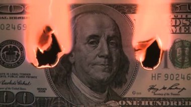 yanan yüz dolarlık banknot