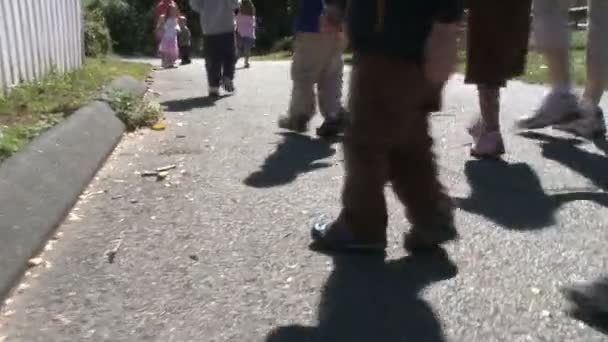 Niños caminando por el camino — Vídeos de Stock