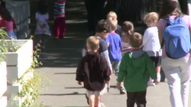 Crianças caminhando ao longo do caminho — Vídeo de Stock
