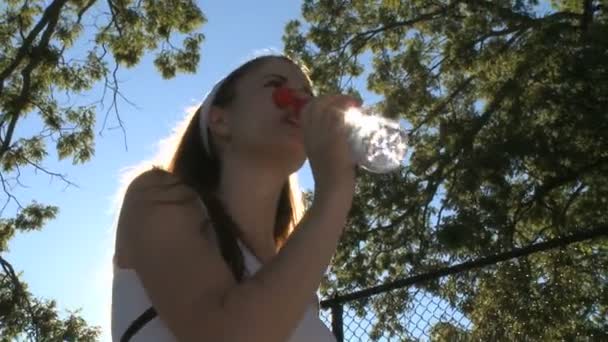 Kadın sporcu su içiyor. — Stok video