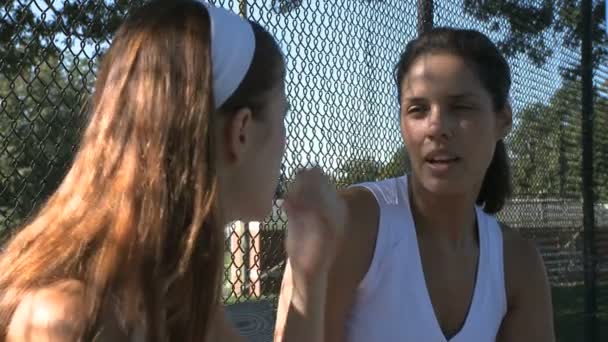 Друзья поболтают после тенниса — стоковое видео