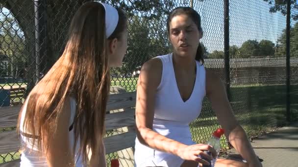 Amigos tienen una charla después del tenis — Vídeo de stock