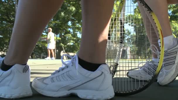 Tennis players on tennis court — Stock Video