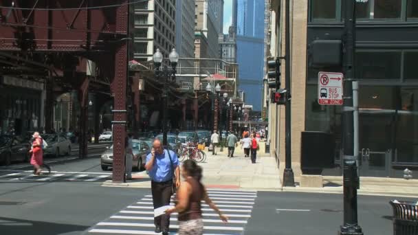 Pedestrians walk in downtown Chicago — Stock Video