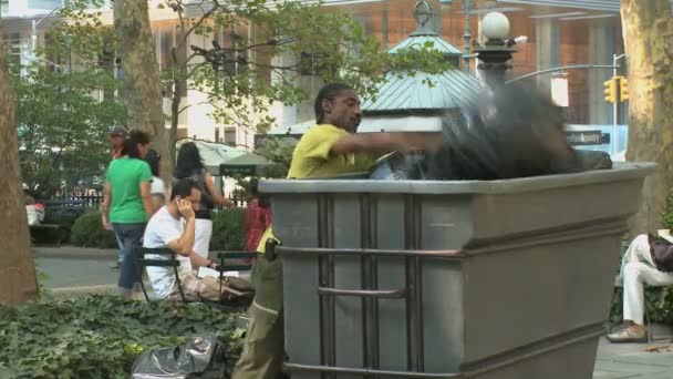 Il lavoratore del parco smaltisce la spazzatura (2 di 2 ) — Video Stock
