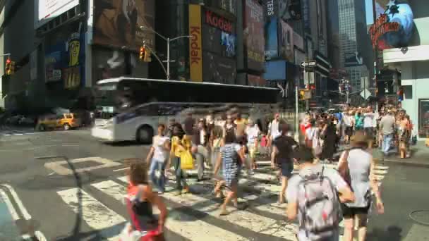 Пешеходы на Таймс-сквер - время вышло — стоковое видео
