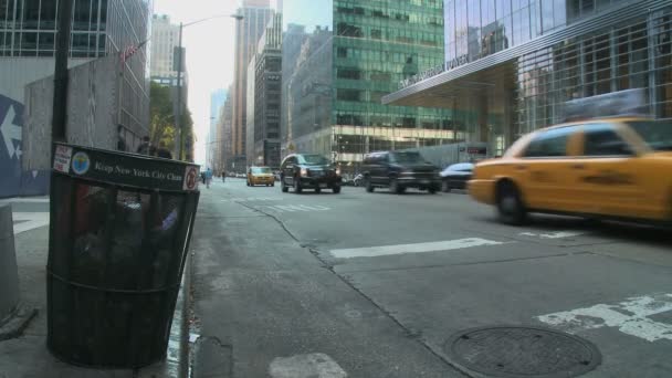 垃圾桶在城市的角落 — 图库视频影像
