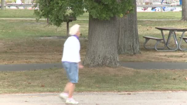 Promenader och Jogging i parken — Stockvideo