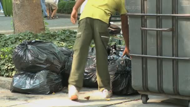 Park arbetare avyttrar sopor (1 av 2) — Stockvideo