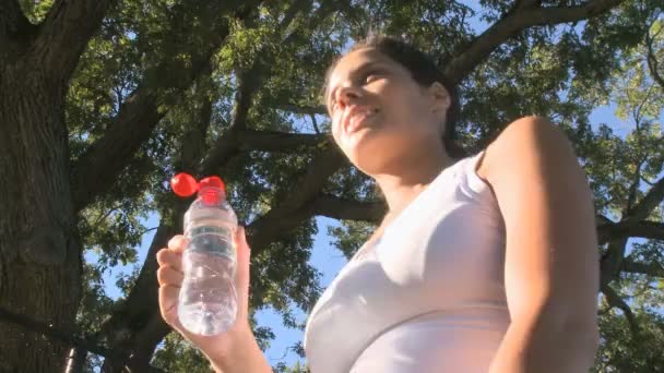 Atleta feminina que bebe água — Vídeo de Stock