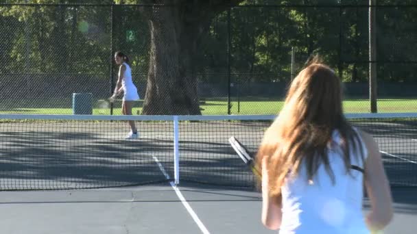 Mulheres esportivas jogando tênis — Vídeo de Stock