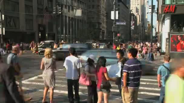 42 St - zaman atlamalı üzerinde Crowds — Stok video