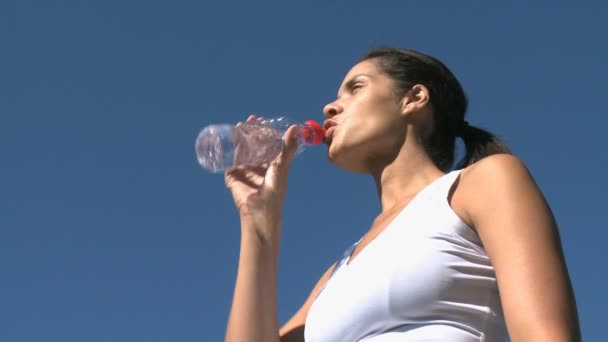 Female athlete drinking water — Stock Video