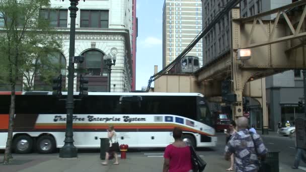 Traffic passes beneath Chicago 's L (1 of 2 ) — стоковое видео
