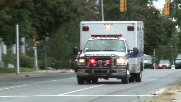 Una ambulancia acelera en el camino a una emergencia — Vídeos de Stock