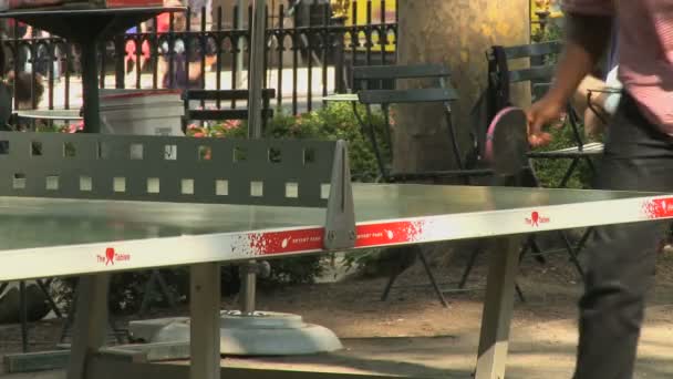 Les gens qui jouent au ping-pong — Video