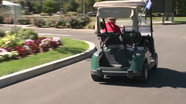 Golfový vozík podél okraje cesty — Stock video
